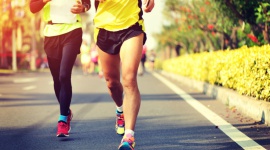 Bieg po zdrowie czy kontuzję? LIFESTYLE, Sport - Maratony cieszą się rosnącą z roku na rok popularnością. Biegać zaczynają nie tylko osoby, które wcześniej stroniły od sportu, ale także dzieci i osoby starsze. Modzie na wspólne bieganie sprzyjają na pewno coraz liczniej organizowane w całej Polsce imprezy sportowe.