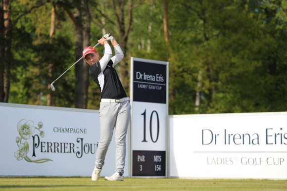 Pierwszy dzień IX edycji turnieju Dr Irena Eris Ladies' Golf Cup za nami LIFESTYLE, Sport - Julia Korus z Tyskiego Klubu Golfowego uzyskała wynik 80 uderzeń pokonując 18 dołków podczas pierwszego dnia IX edycji turnieju Dr Irena Eris Ladies’ Golf Cup. Na drugim miejscu uplasowała się Maria Żrodowska z liczbą 82 uderzeń.