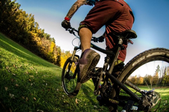 Polacy pokochali sport. Rower popularniejszy od biegania LIFESTYLE, Sport - 40% Polaków ćwiczy przynajmniej raz w tygodniu – wynika z raportu Centrum Badania Opinii Publicznej. Jeszcze w 2003 roku regularną aktywność fizyczną deklarowało tylko 9% badanych. Mimo że na tle innych krajów wypadamy przeciętnie, ruszamy się coraz chętniej.