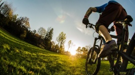 Rowerowe wakacje? Zadbaj o oświetlenie! LIFESTYLE, Sport - Zwolenników rowerowych wakacji przybywa z roku na rok. Jeżeli planujesz urlop na dwóch kółkach, zadbaj o bezpieczeństwo na drodze. Podpowiadamy, co zrobić, by zawsze widzieć i być widocznym.