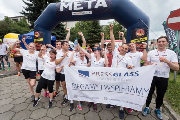 Pracownicy PRESS GLASS pobiegli dla radomszczańskiej „Koniczynki” LIFESTYLE, Sport - W tym roku, podczas III Radomszczańskiego Biegu Ulicznego, najliczniejszą grupę stanowiła reprezentacja firmy PRESS GLASS, specjalizującej się w produkcji szyb dla budownictwa.