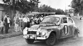 50. rocznica historycznego zwycięstwa Volvo w Rajdzie Safari LIFESTYLE, Sport - Samochody Volvo z motorsportem łączy długa tradycja obfitująca we wspaniałe sukcesy. Niedawno minęło 50 lat od spektakularnego tryumfu, jakim było zwycięstwo w jednym z najtrudniejszych rajdów w historii – Rajdzie Safari.