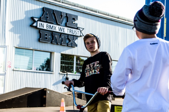 AveSpot – pośmigaj, gdy zimno na rowerze! LIFESTYLE, Sport - Do mapy bezpłatnych warszawskich atrakcji można dodać kolejne miejsce – AveSpot, czyli 300 m2 zadaszonego i ogrzewanego miejsca na rowerowe, czy hulajnogowe jazdy i triki. AveSpot otwarty jest w dni powszednie i w weekendy.