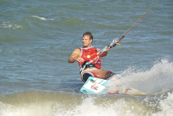 Puchar Azji w kitesurfingu: Victor Borsuk zajmuje 5. miejsce LIFESTYLE, Sport - Na malowniczej plaży w Phan Rang w południowym Wietnamie, odbyły się międzynarodowe zawody Pucharu Azji KTA (Kiteboard Tour Asia) we freestyle’u. Ambasador Virgin Mobile oraz 7-krotny Mistrz Polski w kitesurfingu – Victor Borsuk – zajął 5. miejsce.
