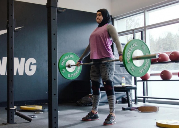 WEWNĘTRZNA SIŁA: AMNA AL HADDAD PODNOSI SZTANGĘ LIFESTYLE, Sport - Amna Al Haddad, młoda dziennikarka ze Zjednoczonych Emiratów Arabskich marzy o Olimpiadzie w Rio.