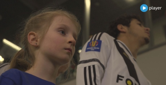 (L)egenda nie zna granic – poznaj marzenia małego kibica na player.pl! LIFESTYLE, Sport - Już w sobotę na platformie player.pl swoją premierę będzie miał drugi odcinek serialu dokumentalnego o Legii Warszawa - (L)egenda. Jego bohaterką będzie Ela Mrowińska, która otrzymała imię na cześć klubu. Dzięki player.pl, emocje serialu mogą poznać też fani z zagranicy.