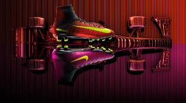 Spark Brilliance Football Pack - Iskra doskonałości LIFESTYLE, Sport - Kiedy świat odlicza dni do najważniejszego święta futbolu, Nike prezentuje kolekcję butów Spark Brilliance oraz przedstawia nową odsłonę modelu Mercurial. But zaprojektowano z myślą o szybkości, a jego głównym wyróżnikiem jest płytka, odwzorowująca naturalny kształt stopy.