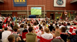 PORT KIBICA dopinguje polską drużynę LIFESTYLE, Sport - Po zwycięskim meczu ze Szwajcarią, Polacy przeszli do ćwierćfinału i w najbliższy czwartek, 30 czerwca, zmierzą się z reprezentacją Portugalii. Historyczny mecz Polaków łodzianie będą mogli wspólnie obejrzeć na Patio Portu Łódź.