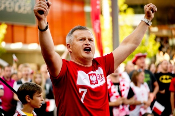 Port Łódź zaprasza do wspólnego kibicowania LIFESTYLE, Sport - Wielkie święto piłki nożnej - Euro 2016 codziennie przyciąga przed ekrany tysiące polskich kibiców. W Porcie Łódź wszystkie mecze podczas tegorocznych Mistrzostw można oglądać bezpłatnie na Patio Centrum. Do wspólnego kibicowania w Porcie Łódź zaprasza także Irek Bieleninik.