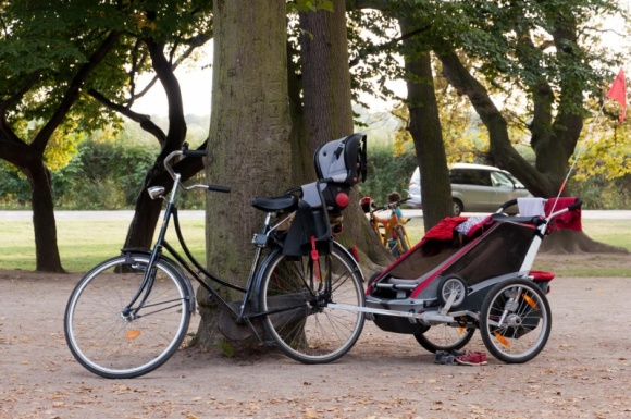Rowerem z dzieckiem – bezpiecznie i zgodnie z prawem LIFESTYLE, Sport - Pogoda sprzyja rodzinnym wyprawom rowerowym - na ścieżkach przybywa rodziców z dziećmi w specjalnych przyczepkach. Sprawdź, w co muszą być wyposażone, by wycieczka przebiegła bezpiecznie i w zgodzie z przepisami.