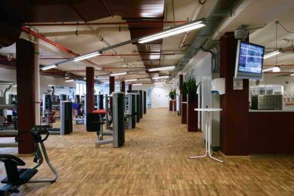 Siłownie 24/7 dla zapracowanych LIFESTYLE, Sport - By zdążyć zrzucić kilogramy przed najcieplejszymi miesiącami w roku, trzeba zacząć działać już teraz. Dla osób prowadzących intensywny tryb życia, w walce o wakacyjną sylwetkę wsparcie mogą stanowić zyskujące na popularności całodobowe kluby fitness. Co trzeba o nich wiedzieć?