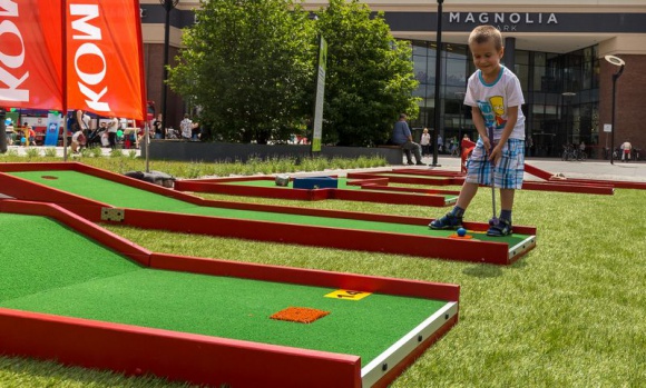 Nowa wakacyjna atrakcja we Wrocławiu LIFESTYLE, Sport - We Wrocławiu otwarto pole do minigolfa. Atrakcja znajduje się na placu przed Magnolia Park. Klienci będą mogli z niej korzystać przez całe wakacje, które upłyną pod znakiem wielu wydarzeń sportowych.