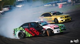W Koszalinie weekend pełen wrażeń. Rusza III runda zawodów Drift Open 2016 LIFESTYLE, Sport - Już w najbliższy weekend w dniach 16-17 lipca na torze rajdowym Motopark Koszalin ruszy III runda zawodów Colway Tyres Drift Open 2016. Obecnych podczas wydarzenia kibiców czekają ogromne sportowe emocje i niezapomniane wrażenia.