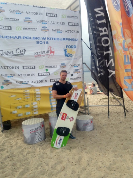Za nami drugi przystanek Pucharu Polski w kitesurfingu LIFESTYLE, Sport - 22 oraz 23 lipca na Cyplu Rewskim odbyły się drugie zawody z cyklu Pucharu Polski w kitesurfingu. Siedmiokrotny Mistrz Polski, Victor Borsuk, pływający w barwach Virgin Mobile stanął na podium, zajmując 3. miejsce, czym zapewnił sobie drugą pozycję w rankingu Pucharu Polski.