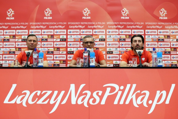 OSHEE oficjalnym partnerem Polskiego Związku Piłki Nożnej LIFESTYLE, Sport - Polski Związek Piłki Nożnej ma przyjemność poinformować o zawarciu umowy z producentem napojów OSHEE, na mocy której marka uzyskała tytuł „Oficjalnego Partnera PZPN”. W ramach współpracy firma postanowiła wprowadzić na rynek napój izotoniczny sygnowany logotypem PZPNu.