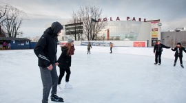 Plenerowe lodowisko w Wola Parku LIFESTYLE, Sport - Aż 400 mkw. lodowej tafli, nastrojowe oświetlenie i muzyczny akompaniament… Wola Park zaprasza do wspólnej zabawy na lodzie już od najbliższej soboty (26.11). Lodowisko „pod chmurką” stanie przy Centrum w okolicach fontanny.