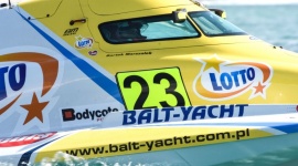 Sezon F1H2O zakończony – olbrzymi progres Polaka LIFESTYLE, Sport - W minionym tygodniu rozegrano w Sharjah ostatni w tym sezonie wyścig mistrzostw świata wodnej Formuły 1. Bartek Marszałek – jedyny Polak w tych zawodach – systematycznie piął się w górę zdobywając kolejne punkty.