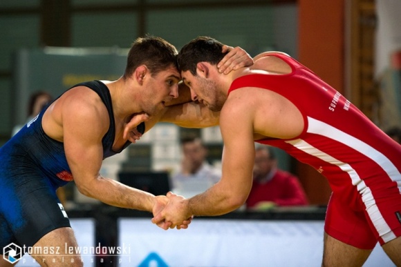 Zawodowa liga zapaśnicza: trudne zadania dla faworytów LIFESTYLE, Sport - Już w środę i czwartek kolejna odsłona emocji w Krajowej Lidze Zapaśniczej. W wyścigu o drużynowe mistrzostwo Polski zostało już tylko dwóch konkurentów - AKS Wrestling Team Piotrków Trybunalski i Unia Racibórz. Obie drużyny czekają trudne pojedynki.