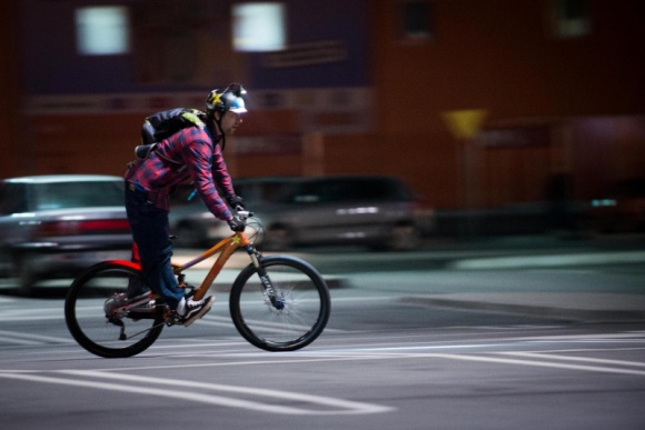 Masz mocną lampkę rowerową? Dowiedz się, jak ją ustawić LIFESTYLE, Sport - Jak świecić, by nie oślepiać innych? Nieprawidłowo ustawione lub zbyt mocne oświetlenie roweru może stanowić zagrożenie dla pozostałych uczestników ruchu.