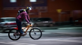 Masz mocną lampkę rowerową? Dowiedz się, jak ją ustawić
