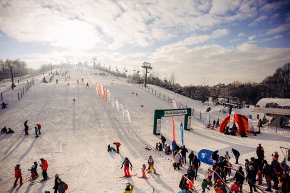 Kolejne zmagania narciarskie w Zawodach Koziołka Matołka LIFESTYLE, Sport - W pierwszy weekend marca najmłodszych mieszkańców Warszawy ogarnie prawdziwe narciarskie szaleństwo. Na terenie Ośrodka Szczęśliwice odbędzie się kolejna edycja Zawodów Koziołka Matołka. Zawodnicy będą rywalizować w slalomie gigancie na nartach i snowboardzie.