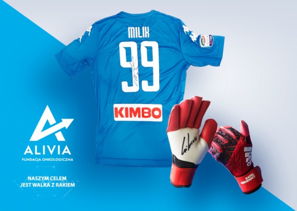 Pamiątki piłkarskie Milika i Gikiewicza do zdobycia w aukcji Fundacji Alivia LIFESTYLE, Sport - Wyjątkowe piłkarskie pamiątki z autografami, m.in. koszulka Arkadiusza Milika, do zdobycia w charytatywnych aukcjach przygotowanych przez Fundację Alivia