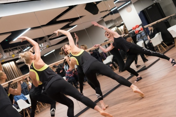 Ćwicz jak Madonna i Natalie Portman. Top 3 treningi tej wiosny LIFESTYLE, Sport - Bieżnia napędzana siłą własnego ciała, zajęcia na desce, która unosi się na powierzchni basenu, a może ćwiczenia inspirowane baletem, które pokochały gwiazdy? Poznaj treningi, które będą hitem nadchodzącego sezonu. To nowość w Polsce.