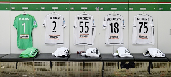 Królewskie na dłużej z Legią LIFESTYLE, Sport - Piwo nr 1 w regionie i piłkarski mistrz Polski tworzą idealne partnerstwo oparte na warszawskim charakterze. Sponsor i nowe władze klubu ogłaszają przedłużenie umowy o kolejne trzy lata.