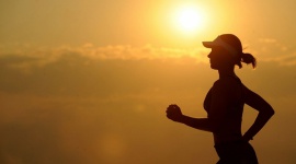 Przydatne gadżety dla biegacza LIFESTYLE, Sport - Moda na bieganie jest jedną z tych, które przynoszą prawie same pozytywne skutki. Ponadto można powiedzieć, że jest to sport niewymagający finansowo – aby rozpocząć systematyczne treningi nie musimy inwestować choćby w specjalistyczny sprzęt.