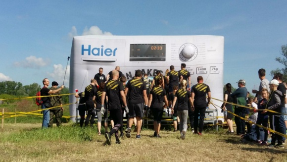 Ekipa Haier w świecie Runmageddonu LIFESTYLE, Sport - Rekordowa liczba zawodników, strefa Challenge Haier z wyzwaniami, którym nie sposób było się oprzeć, żar lejący się z nieba i pot z uczestników, ekstremalne emocje i gigantyczny przypływ endorfin! Tak w skrócie wyglądał warszawski weekend z Runmageddonem.