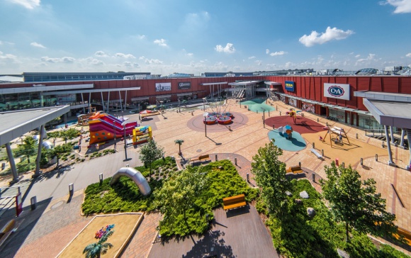 Wakacyjne atrakcje w Porcie Łódź LIFESTYLE, Sport - Na tegoroczne lato Port Łódź przygotował dla odwiedzających Centrum Klientów i ich pociech mnóstwo atrakcji. Na Patio pojawiła się strefa relaksu oraz strefa zabaw dla dzieci, z których można korzystać bezpłatnie przez całe lato.