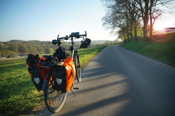 Urlop na siodle – przygotuj się na rowerową wyprawę LIFESTYLE, Sport - Z 16 milionów Polaków planujących wakacyjny wyjazd, aż 75% chce spędzić je w kraju. Wielu z nas wybierze m.in. turystykę rowerową. Jak przygotować się do wyprawy, by przebiegła komfortowo i bezpiecznie? Przedstawiamy niezbędnik rowerowego turysty.