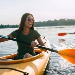 Sporty wodne – przegląd najciekawszych dyscyplin oraz sprzętu