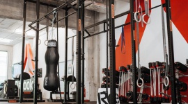 Reebok FIT SHOP - przestrzeń otwarta dla spragnionych aktywności fizycznej LIFESTYLE, Sport - 600 m2 powierzchni, sprzęt aerobowy, rig do CrossFit, codzienne treningi, OPEN GYM, opieka trenera personalnego, strefa chillout oraz pełna kolekcja Reebok - to tylko niektóre atrakcje, jakie czekają na wszystkich odwiedzających Reebok FIT SHOP.