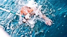 Co jeść, gdy płynie się 100 km wpław przez Bałtyk? LIFESTYLE, Sport - 26-letni Sebastian Karaś, mistrz Polski w pływaniu, podją się próby przepłynięcia 100 km wpław przez Bałtyk.