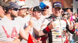 Nazywa się Lappi. Esapekka Lappi. LIFESTYLE, Sport - Tegoroczny Rajd Finlandii wygrał niespodziewanie młody fiński kierowca Esapekka Lappi, zdobywając najwyższe miejsce na podium dla zespołu Toyota GAZOO Racing. To jednak nie przypadek – mimo zaledwie 26 lat, młody Fin ma już za sobą wiele rajdowych sukcesów.