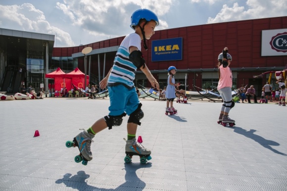 Wrotkarnia na świeżym powietrzu – jedyna taka w Łodzi! LIFESTYLE, Sport - Port Łódź zaprasza miłośników jazdy na wrotkach na Patio Centrum, gdzie w każdy sierpniowy weekend można bezpłatnie wypożyczyć sprzęt i pojeździć na profesjonalnym torze.