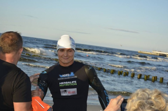 100 km wpław przez Bałtyk widziane przez pływackie okulary LIFESTYLE, Sport - - Zawsze siedząc na plaży, myślałem o tym, co znajduje się po drugiej stronie morza - powiedział Sebastian Karaś. Tak powstał projekt 100 km wpław przez Bałtyk.