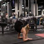 Stretching nad rzeką w centrum Wrocławia