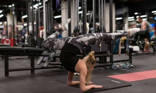Stretching nad rzeką w centrum Wrocławia