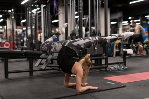 Stretching nad rzeką w centrum Wrocławia