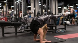 Stretching nad rzeką w centrum Wrocławia LIFESTYLE, Sport - Relaksuje, poprawia kondycję, wzmacnia zdrowie. 9 września na marinie nad rzeką Oławą od strony ul. Walońskiej odbędą się bezpłatne zajęcia stretchingu. Ćwiczenia poprowadzi „kobieta guma”, czyli Marzena Pater. Ruszyły zapisy – udział jest bezpłatny.