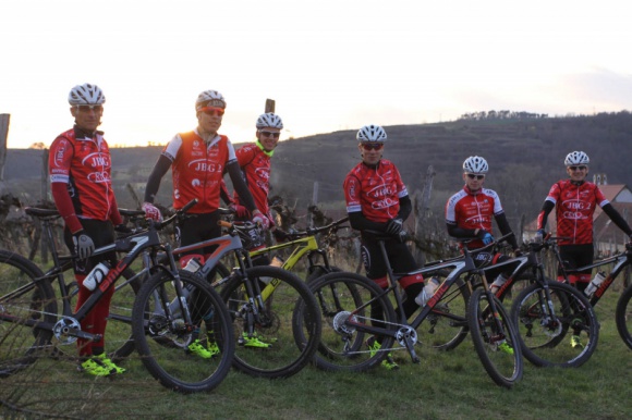 Adrian Brzózka gotowy na obronę tytułu mistrza LIFESTYLE, Sport - Już w najbliższą sobotę (9 września br.) odbędą się tegoroczne mistrzostwa Polski w maratonie MTB. Wyścig zostanie zorganizowany w Wałbrzychu – w ramach zawodów z cyklu Bike Maraton. Tytułu bronić będzie Adrian Brzózka z JBG-2 Professional MTB Team.