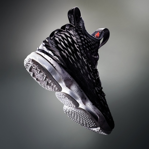 POZNAJ BUTY NIKE LEBRON 15 LIFESTYLE, Sport - Zaprezentowany kilka dni temu nowy but LEBRON 15 jest najbardziej zaawansowanym technicznie modelem sygnowanym przez LeBron’a Jamesa.