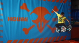 Przełam grawitację w House of Air LIFESTYLE, Sport - Już 28 października oficjalnie otworzy się pierwszy w Polsce park adrenaliny House of Air. Na ponad 3 000 metrów kwadratowych w gliwickiej Europie Centralnej czeka wiele atrakcji m.in. jumping fitness, liga dodgeballa czy specjalistyczne i amatorskie treningi na trampolinach