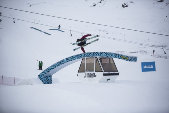 FIS Freeski World Cup Stubai 2017 LIFESTYLE, Sport - FIS Freeski World Cup Stubai to pierwsze zawody Pucharu Świata na lodowcu Stubai oraz decydujący moment dla elity freestylerów. W dniach 24 – 26 listopada br. będą mieli jedną z ostatnich szans na zdobycie punktów FIS w Europie, potrzebnych do zimowej olimpiady w 2018 roku.