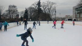 Ferie na lodowisku pod chmurką - bezpłatne zajęcia jazdy na łyżwach w Wola Parku LIFESTYLE, Sport - Slalomy, piruety, spirale i jazda do tyłu. Tego i dużo więcej można nauczyć się w Wola Parku. Centrum Handlowe zaprasza wszystkich miłośników akrobacji na lodzie do udziału w bezpłatnych zajęciach jazdy na łyżwach.