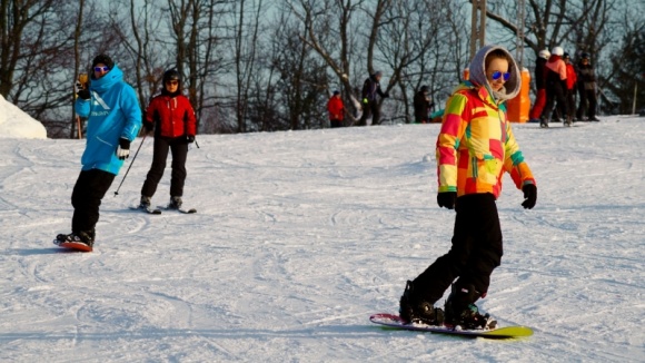 Okularnicy na stoku – czy są bezpieczni? LIFESTYLE, Sport - W okresie ferii zimowych często decydujemy się na aktywny wypoczynek na stoku. Nieważne czy wybieramy narty, czy snowboard – nie powinniśmy mieć problemów z dostrzeżeniem potencjalnych zagrożeń przy zjeździe, aby nie zrobić krzywdy sobie lub innym.