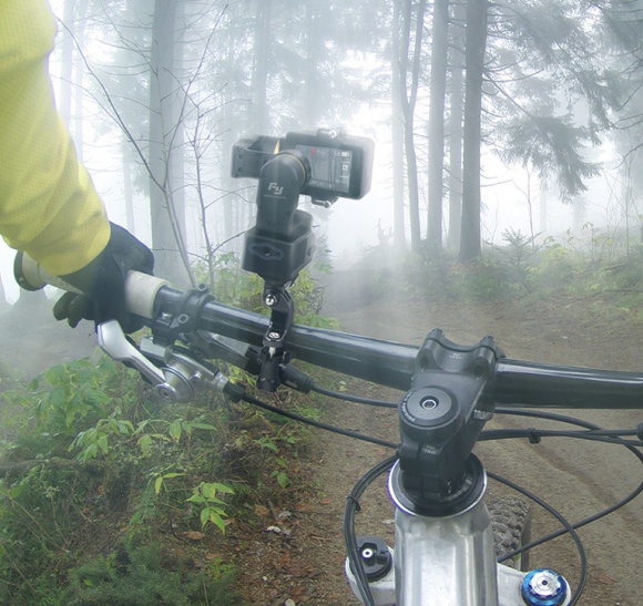 Filmuj wiosnę z perspektywy dwóch kółek LIFESTYLE, Sport - Z niecierpliwością oczekujesz momentu, w którym wyprowadzisz z garażu swój jednoślad? Ruszając w trasę zawsze zabierasz ze sobą kamerę i dzielisz się przygodami ze znajomymi? Znamy sposób, by Twoje nagrania robiły jeszcze większe wrażenie.