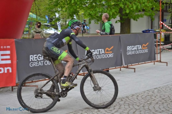 Z szosy do kolarstwa górskiego. Nowe wyzwania przed Bartoszem Huzarskim LIFESTYLE, Sport - Ten utytułowany kolarz szosowy z ponad 10-letnim doświadczeniem, jeżdżący teraz bez licencji i dla czystej zabawy, odkrywa świat wyścigów elity MTB.